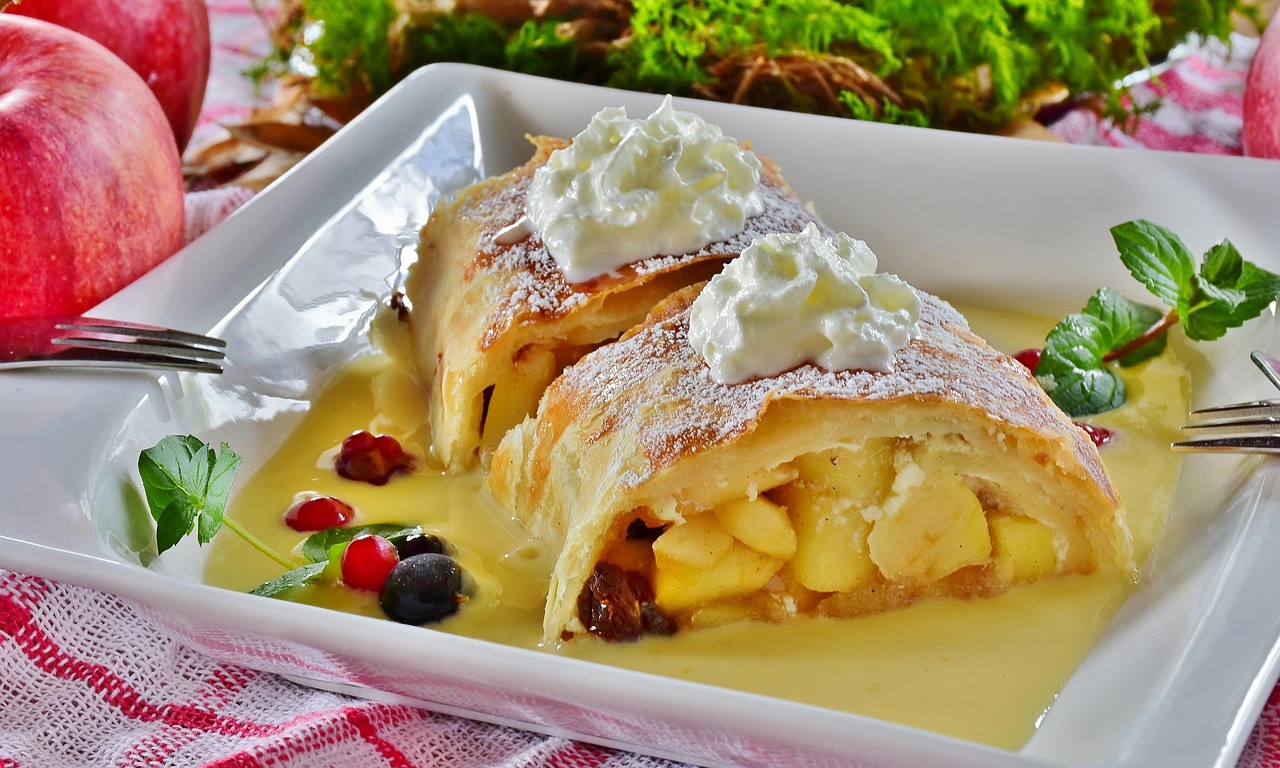 entdecken sie das klassische rezept für apfelstrudel: ein traditionelles, österreichisches dessert mit knusprigem teig und saftiger apfelfüllung. perfekt für jeden anlass und einfach zuzubereiten!