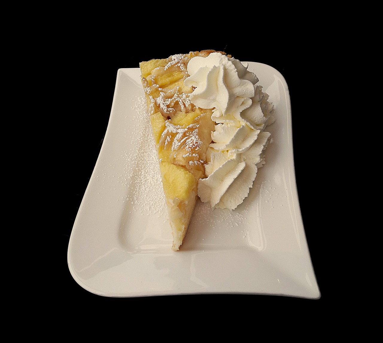 genießen sie den klassischen apfelstrudel: ein traditionelles österreichisches dessert mit knusprigem teig, saftigen äpfeln, zimt und rosinen. perfekt zum kaffee oder als süße nachspeise!