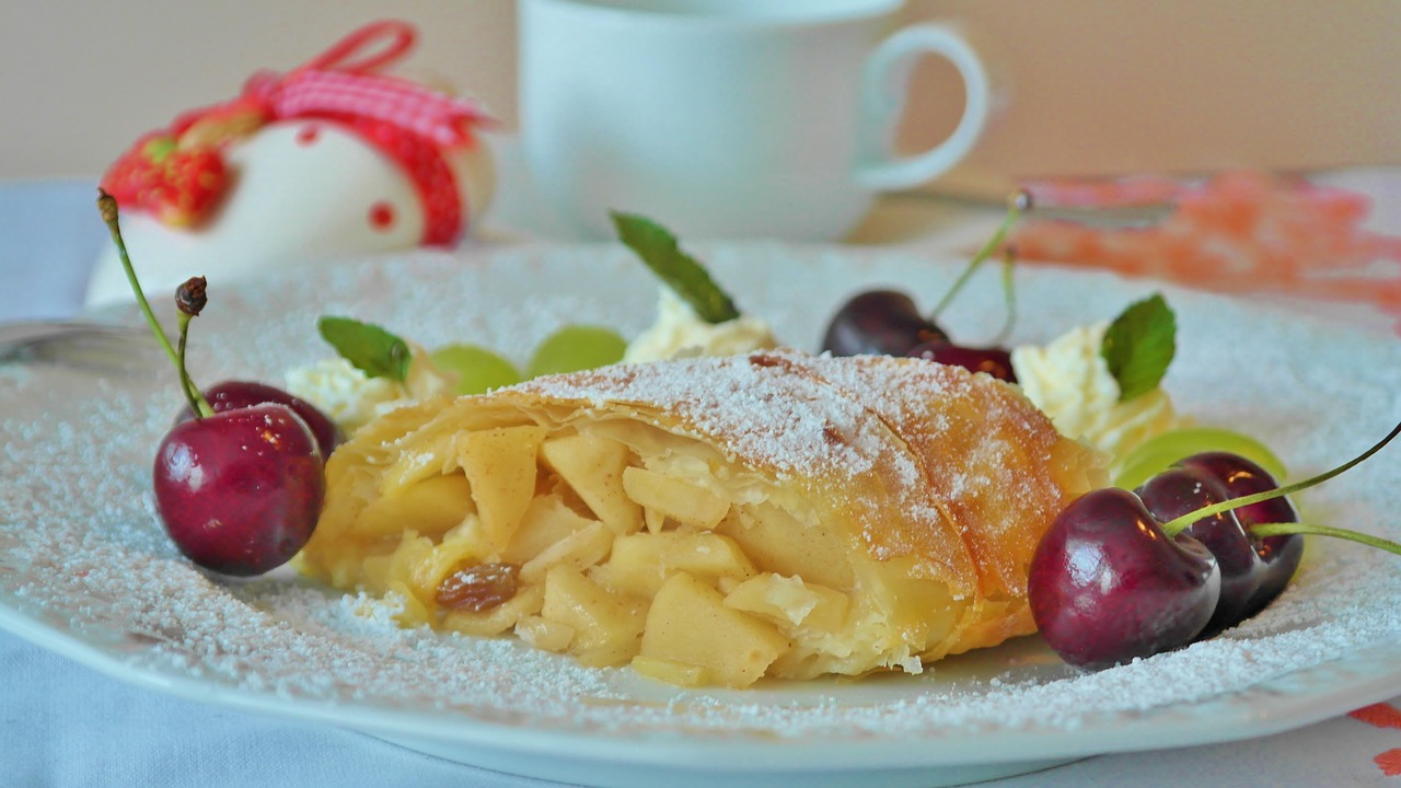 entdecken sie das klassische rezept für apfelstrudel: knuspriger teig, saftige apfelfüllung und aromatische gewürze. perfekt für dessertliebhaber und alle, die traditionelle österreichische küche genießen möchten.