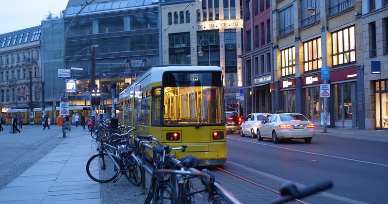 Straßenbahn links überholen: In welchen Fällen ist es erlaubt?